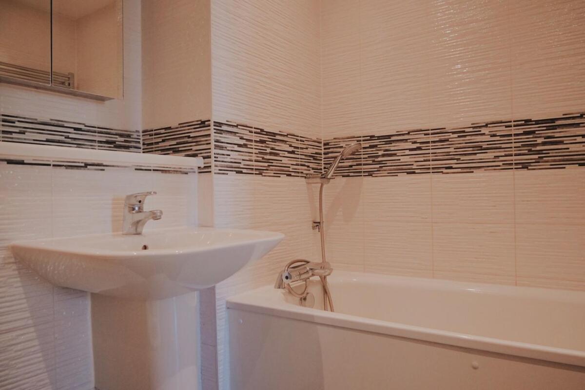 Stunning Two Bedroom Appartamento *