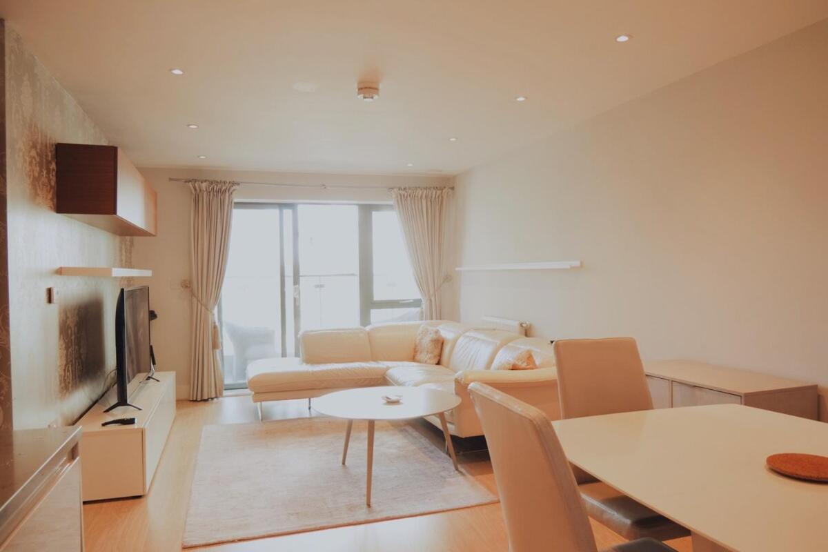 Stunning Two Bedroom Appartamento *
